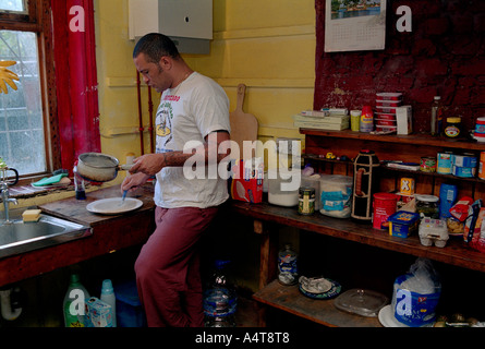 Résident de longue durée repas cuisine à St Agnes Lieu Squat dans Kennington Londres .
