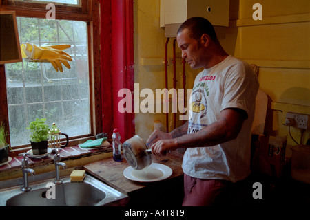 Résident de longue durée repas cuisine à St Agnes Lieu Squat dans Kennington Londres .