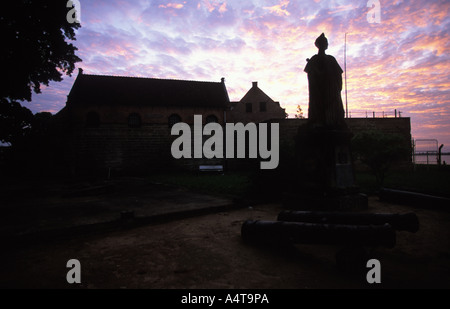 Fort Zeelandia Paramaribo avec la statue de la reine Wilhelmine le centre-ville historique est un site du patrimoine mondial de l'Unesco Banque D'Images
