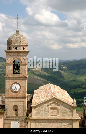 Monte San Martino de l'horloge où le réveil est maintenu à un angle tordu comme un rappel de lorsque le séisme a frappé Banque D'Images