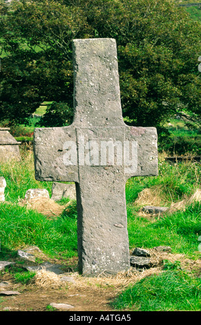 Début Celtic croix chrétienne à pierre Kilmalkedar Church sur la péninsule de Dingle, comté de Kerry, Irlande de l'ouest Banque D'Images