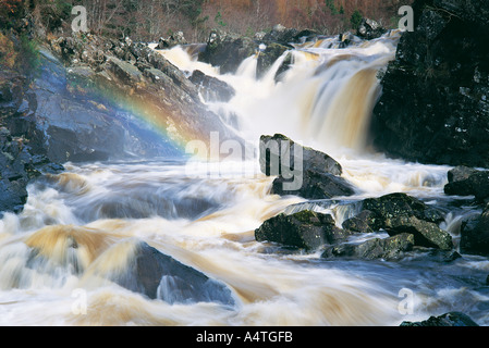 Les chutes de Rogie cascade sur la rivière Blackwater dans Ross et Cromarty, région des Highlands d'Écosse, Royaume-Uni Banque D'Images