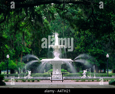 Fontaine au centre du parc Forsyth à Savannah, Géorgie, USA Banque D'Images