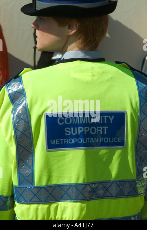 Femme chargée du soutien communautaire de la police ou PCSO, Hounslow, Middlesex, Royaume-Uni. Banque D'Images