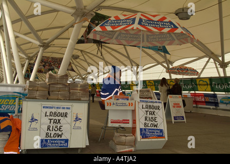 Femme vendant du Evening Standard journal quotidien pour les habitants de London Docklands Londres UK Banque D'Images