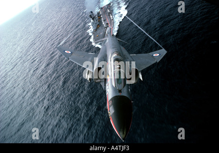 L'avion fantôme avec porte-avions en arrière-plan Banque D'Images