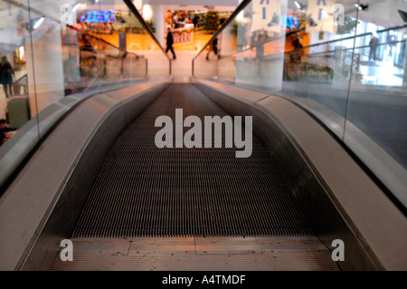 Rampe d'escalier menant à l'intérieur d'un centre commercial Banque D'Images