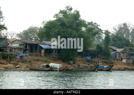 Bateaux à moteur sur la rivière des Parfums Hué Vietnam Central South East Asia transportent le sable de dragage du lit de pierres galets de rivière Banque D'Images