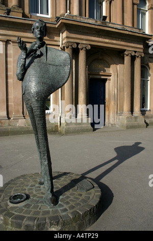 Statue de W B Yeats à l'extérieur de l'Ulster Bank dans la ville de Sligo, Irlande Banque D'Images