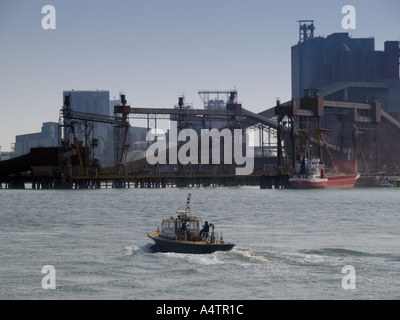 Une petite croisière en bateau de patrouille par le port de Rotterdam aux Pays-Bas Banque D'Images