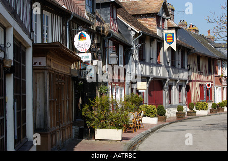L'architecture traditionnelle à Beuvron en Auge Calvados Normandie France Banque D'Images