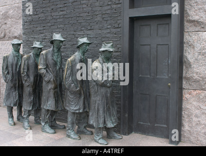 Statue de personnes en ligne peut-être un pain Soupe populaire ligne ligne ou une ligne de travail FDR Memorial Washington DC Banque D'Images