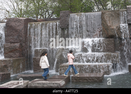 Deux enfants d'Asie à pied parmi les chutes dans la FDR Memorial à Washington DC Banque D'Images