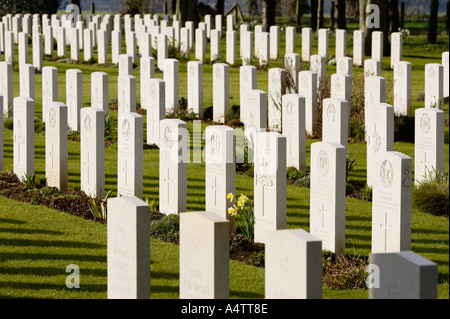 Les rangées de pierres tombales dans le cimetière de guerre britannique de la brêche - World War 2 - en Normandie, France Banque D'Images