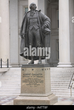 Statue d'Albert Gallatin en face du bâtiment du Trésor des États-Unis à Washington DC USA Banque D'Images