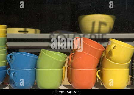 Des bols de café au stand équilibre fragile dans un écran d'un magasin de rabais Montréal Banque D'Images