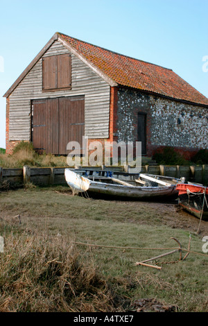 Vieux bateau hangar, Thornham, Norfolk, Angleterre. Banque D'Images