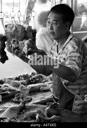 Vente charcutier chinois rôti de porc à un étal de Taiping, Malaisie Banque D'Images