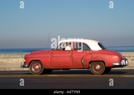 En Taxi dans une voiture américaine classique en voiture sur El Malecon, La Havane, Cuba Banque D'Images