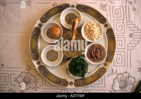 Plaque de Seder est une célébration centrale sur la table de la Pâque juive Banque D'Images