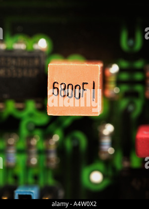 Close up de condensateurs sur le circuit board selective focus Banque D'Images