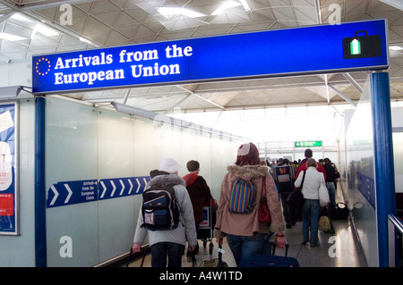 Les passagers passant par l'arrivée de l'Union européenne voie des douanes à l'aéroport de Stansted, Angleterre, Royaume-Uni Banque D'Images