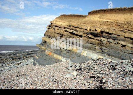 Bandes alternées de calcaire et de shale visibles sur les falaises Kilve Angleterre Somerset Beach Banque D'Images