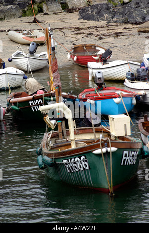 Bateaux de pêche Portscatho près de Falmouth, Cornwall, Angleterre Banque D'Images