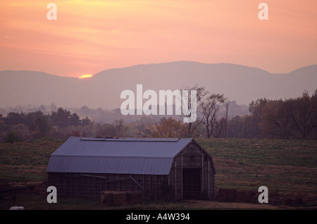 Grange dans la vallée Yakima Washington au coucher du soleil Banque D'Images