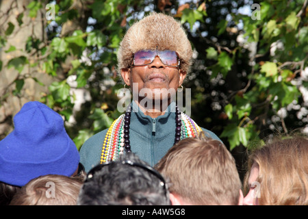 Regarder un homme immobile au Speaker's Corner à Hyde Park Banque D'Images