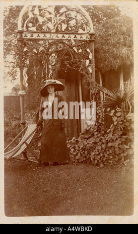 Photographie sépia de style victorien ou inconnu Edwardian lady dans un jardin d'été Banque D'Images