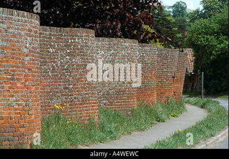 Crinkle-crankle wall, Easton, Suffolk, UK Banque D'Images