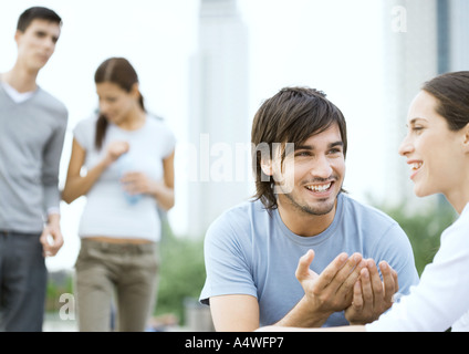 Deux couples en parc urbain Banque D'Images