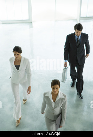 Trois cadres entrant dans le hall du bâtiment de bureau Banque D'Images