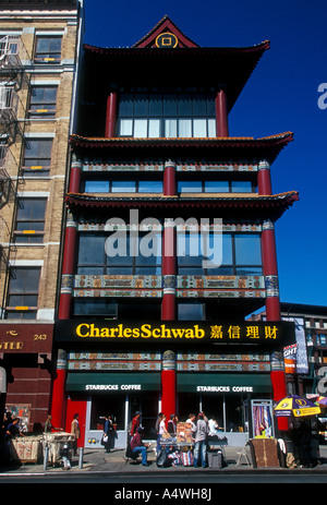 Charles Schwab, café Starbucks, vitrine, Chinatown, Manhattan, New York City, New York, United States, Amérique du Nord Banque D'Images