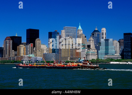 Barge et remorqueur dans le fleuve Hudson à l'Ouest de Manhattan, New York City, New York, United States, Amérique du Nord Banque D'Images