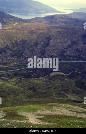 Vue de Glamaig à Loch Sligachan et à la route A850. Red Hills de l'ouest, île de Skye, Écosse, Hébrides intérieures, au Royaume-Uni. Banque D'Images