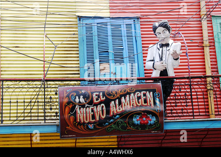 Caractères papier mâché le decotate balcons des maisons dans le quartier de La Boca, Buenos Aires Argentia Banque D'Images