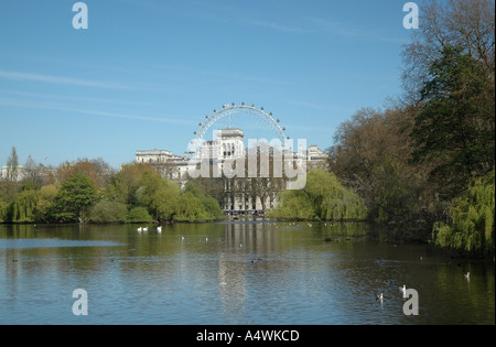 St James Park et le London Eye London England Banque D'Images