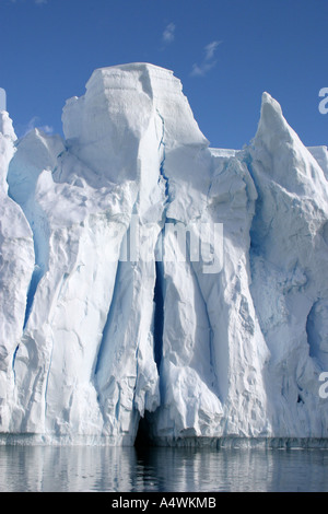 Falaises sculptées de glace spectaculaires trouvés dans l'Antarctique Banque D'Images