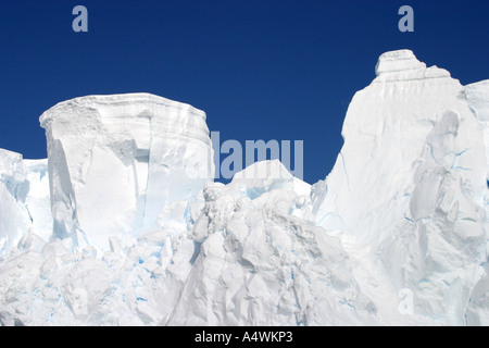 Falaises sculptées de glace spectaculaires trouvés dans l'Antarctique Banque D'Images