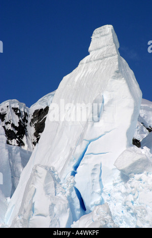 Falaises sculptées de glace spectaculaires trouvés dans l'Antarctique Banque D'Images