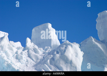 Falaises sculptées de glace spectaculaires trouvés dans l'Antarctique Banque D'Images