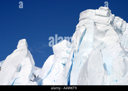 Falaises sculptées de glace spectaculaires trouvés dans l'Antarctique Banque D'Images