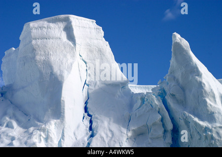 Falaises sculptées de glace spectaculaires trouvés dans l'Antarctique Banque D'Images