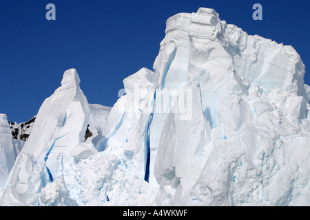 Falaises sculptées de glace spectaculaires trouvés dans l'Antarctique Banque D'Images