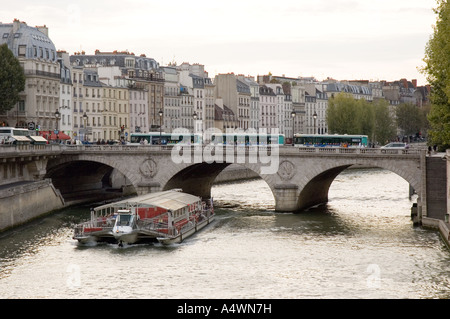 Excursion en bateau sur la Seine à Paris France Banque D'Images