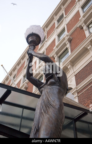 Statue à l'extérieur du Shelbourne Hotel in Dublin Ireland Banque D'Images