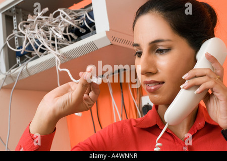 Businesswoman talking on phone Banque D'Images