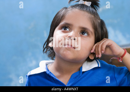 Jeune fille pensant Banque D'Images